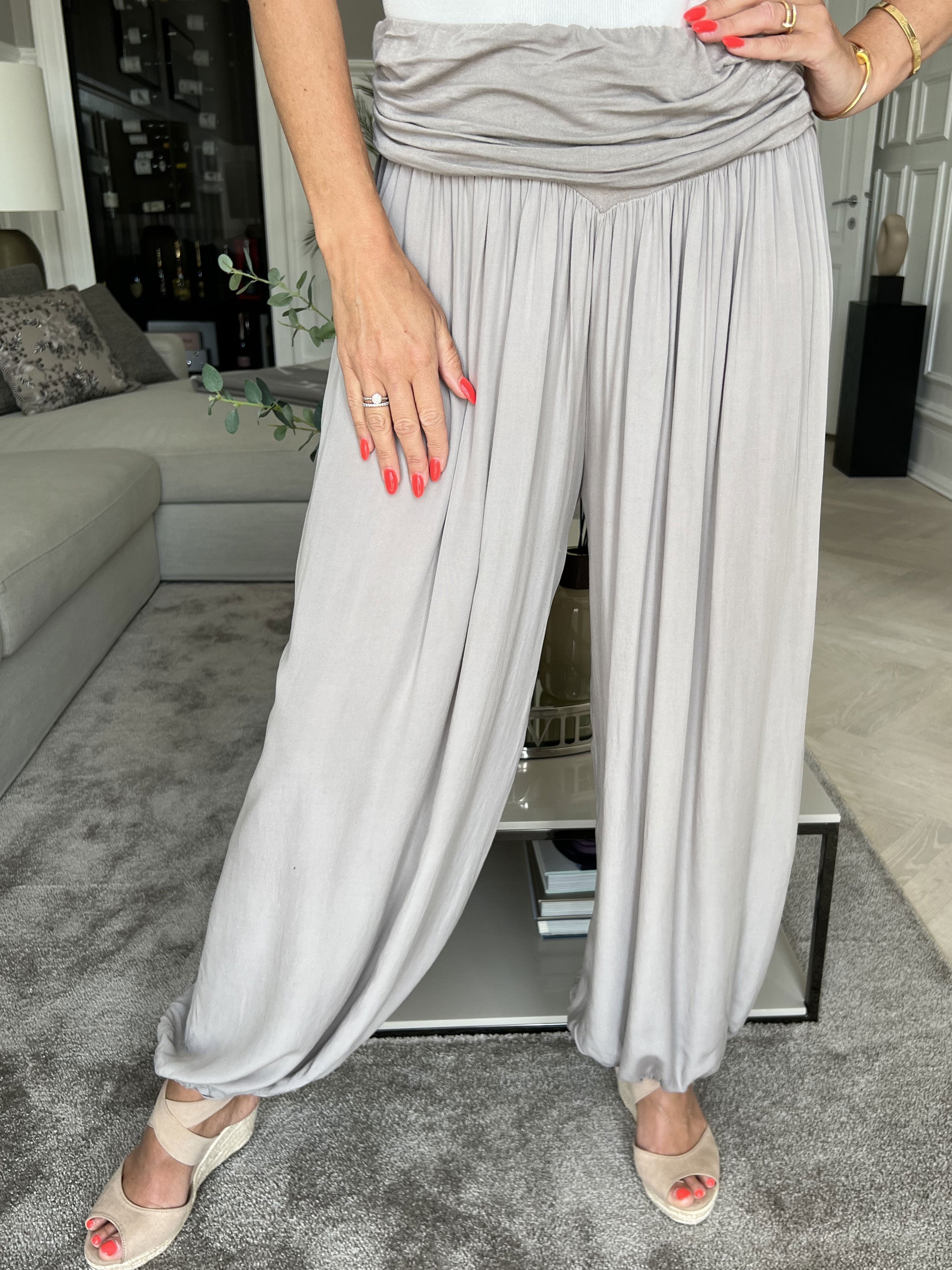 Vibe - Lätta och lösa byxor med resår i midjan - Army